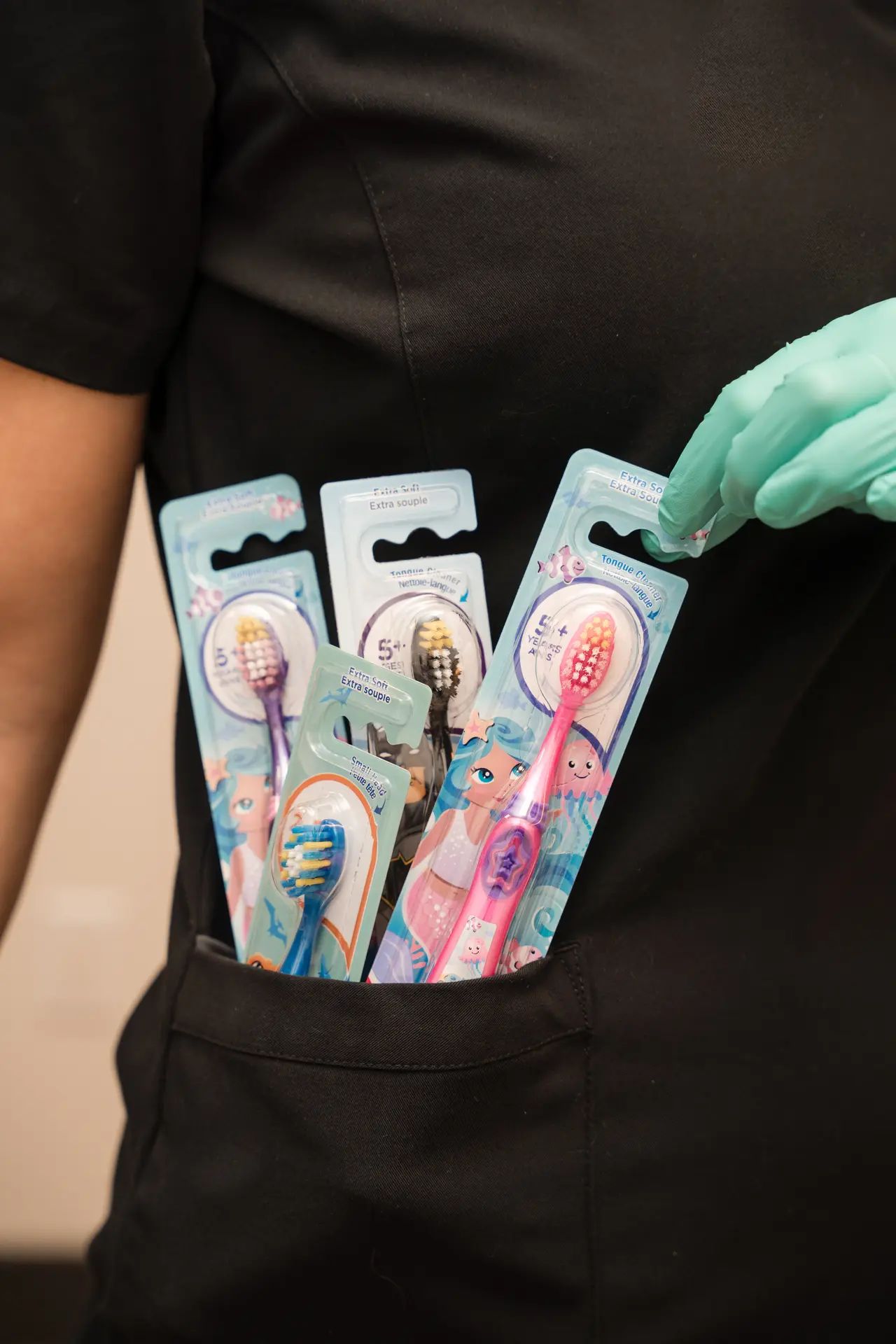 Brosses à dents pour enfants dans la poche d’un membre du personnel au Centre dentaire Boucherville