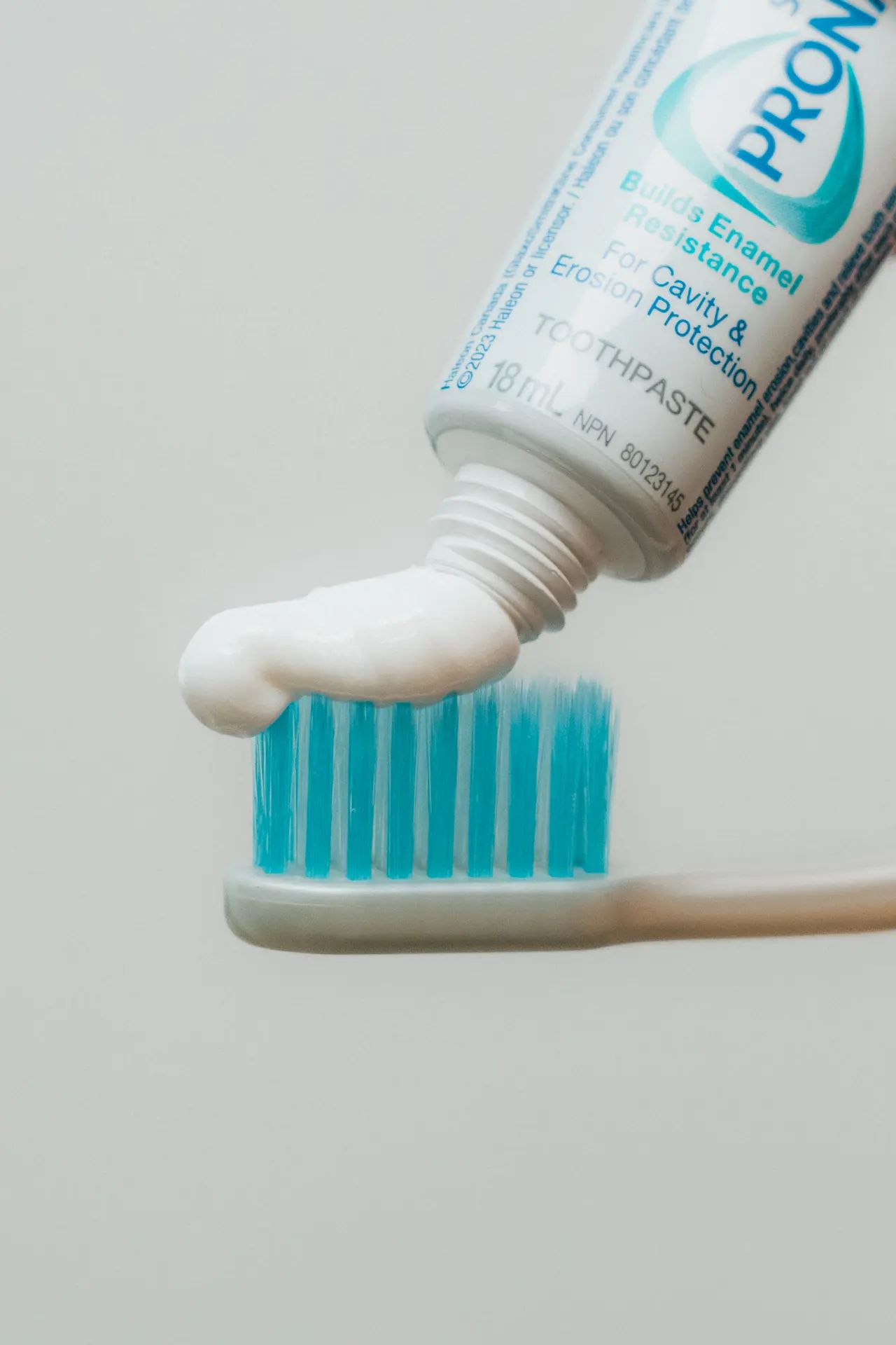 Dentifrice appliqué sur une brosse à dents pour l’hygiène bucco-dentaire