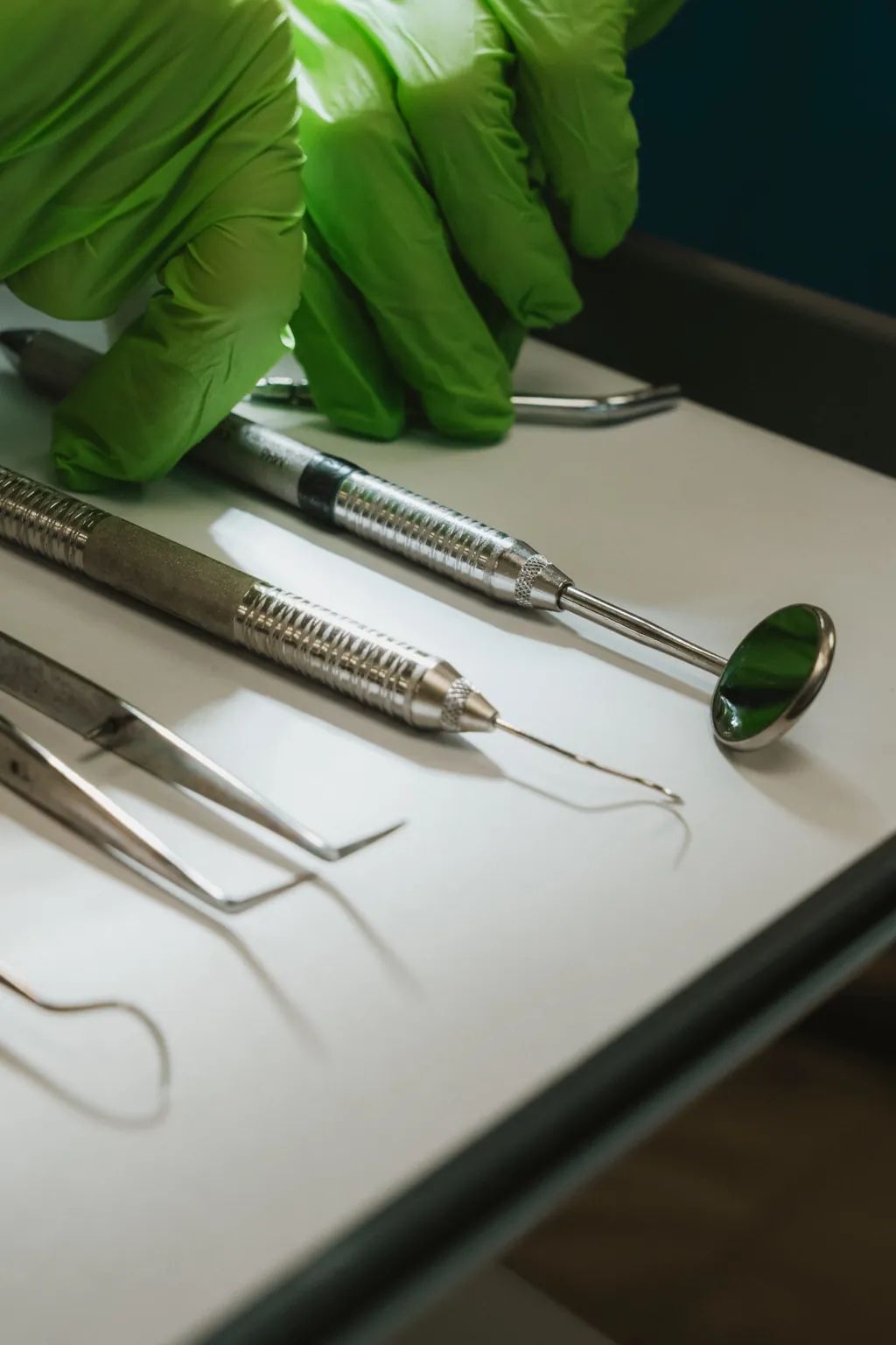 Instruments dentaires stérilisés préparés pour des soins dans une clinique dentaire