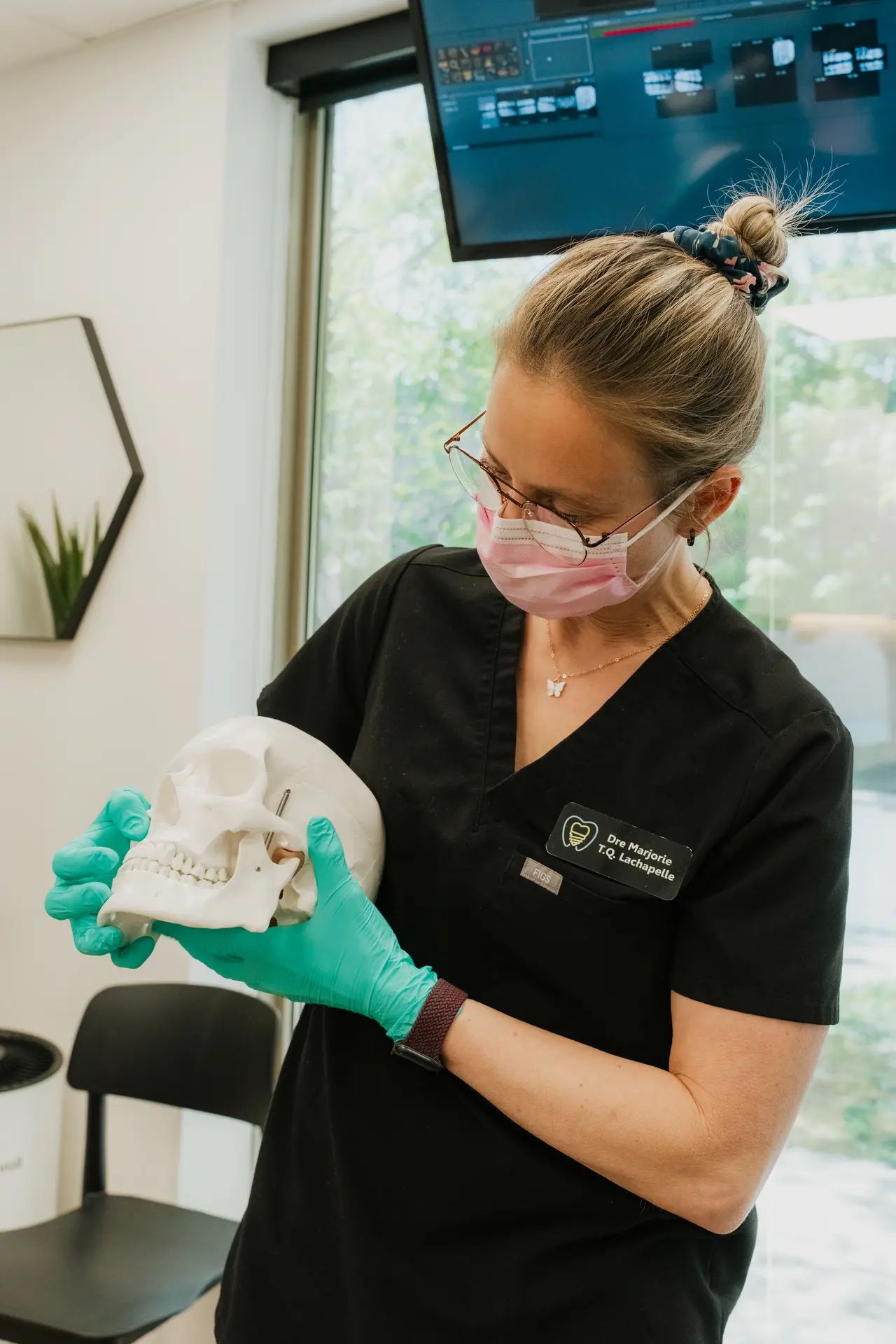 Dre Marjorie T.Q. Lachapelle expliquant l’anatomie dentaire avec un modèle de crâne au Centre dentaire Boucherville