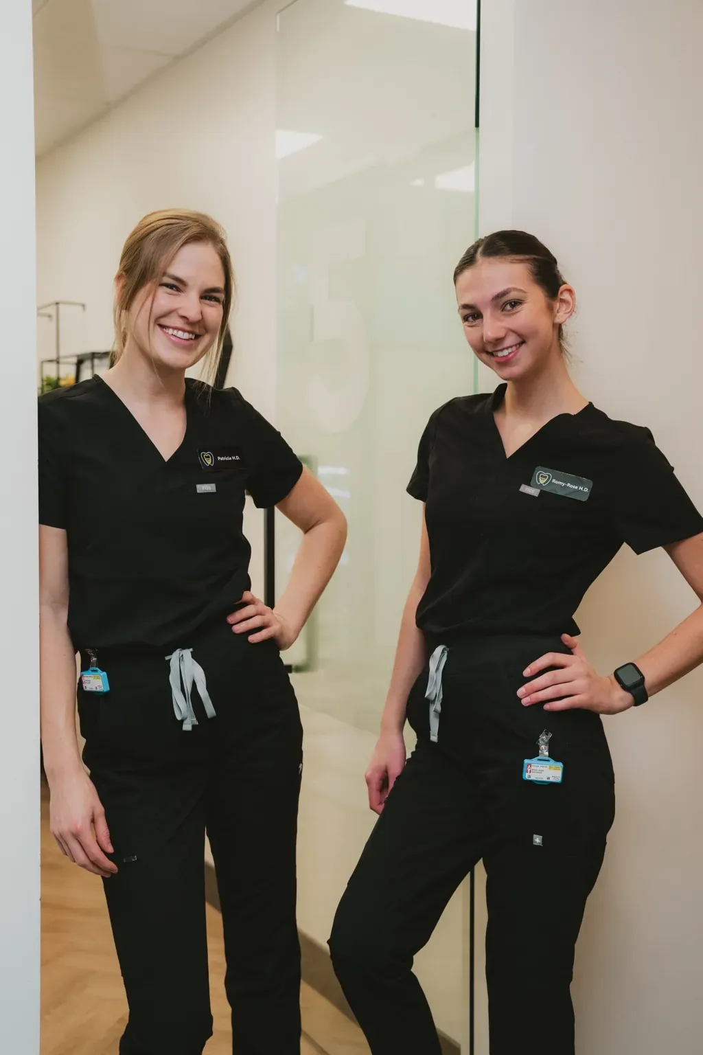 Hygiénistes dentaires souriantes dans les locaux du Centre dentaire et d’implantologie Boucherville