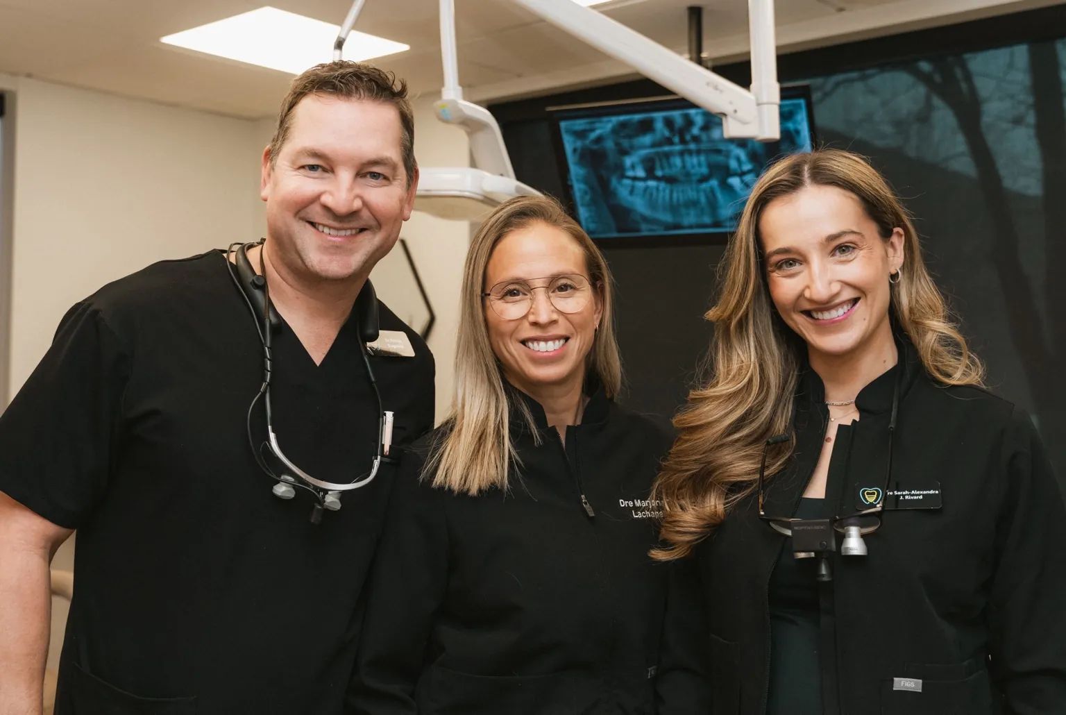 Équipe de dentistes et professionnelles en santé buccodentaire souriant dans une clinique dentaire